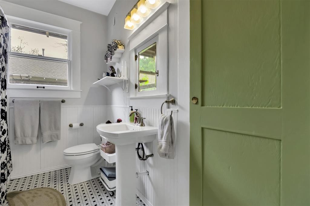 307 North Edgefield Avenue Dallas, TX 75208 - Photo 17 of 28 a bathroom with a sink toilet and shower