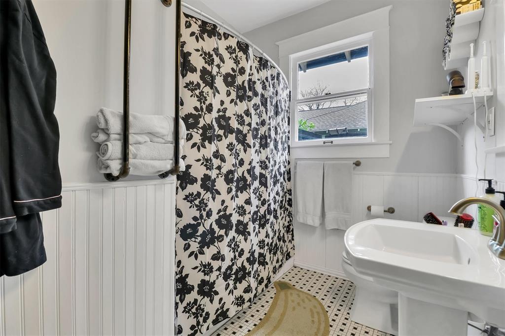 307 North Edgefield Avenue Dallas, TX 75208 - Photo 18 of 28 a bathroom with a sink and a mirror