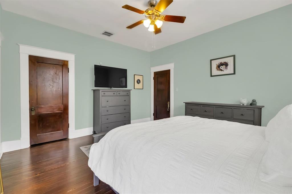 307 North Edgefield Avenue Dallas, TX 75208 - Photo 21 of 28 a bedroom with a bed and a flat screen tv