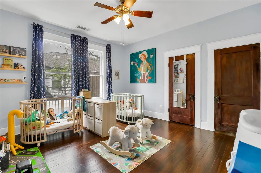 307 North Edgefield Avenue Dallas, TX 75208 - Photo 23 of 28 a living room with furniture and windows
