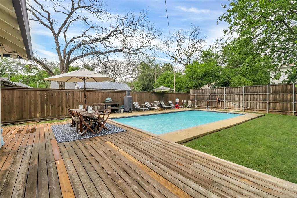 307 North Edgefield Avenue Dallas, TX 75208 - Photo 24 of 28 a view of a backyard with sitting area and furniture