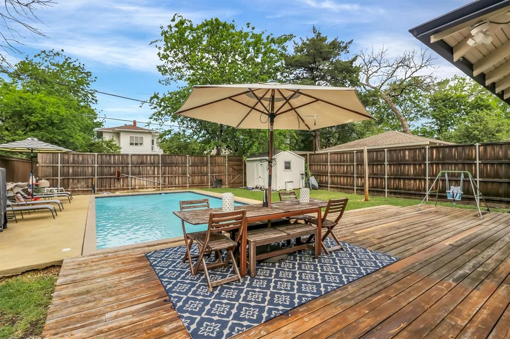 307 North Edgefield Avenue Dallas, TX 75208 - Photo 25 of 28 a view of backyard with outdoor seating