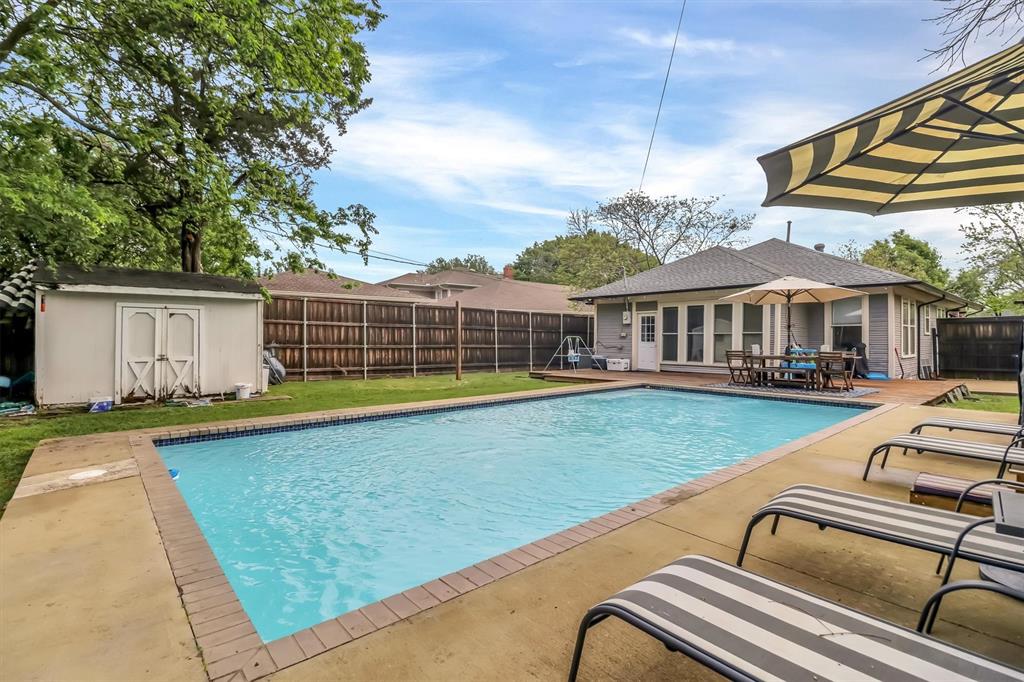 307 North Edgefield Avenue Dallas, TX 75208 - Photo 26 of 28 a view of swimming pool with seating area