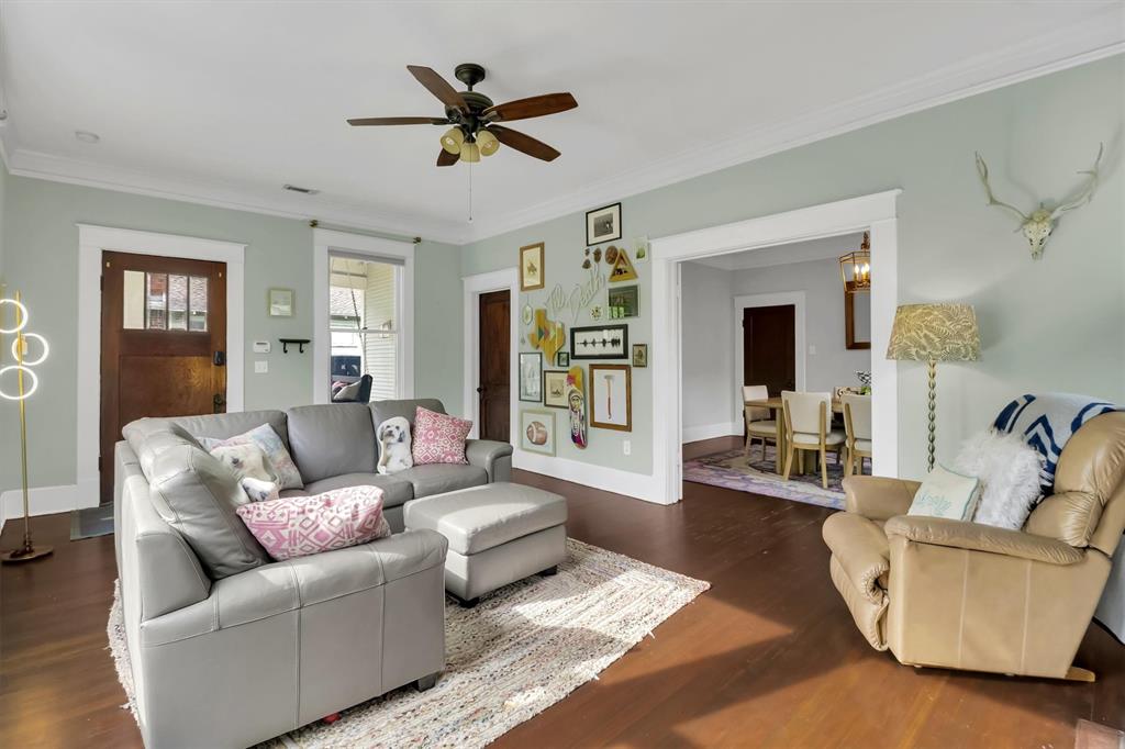 307 North Edgefield Avenue Dallas, TX 75208 - Photo 5 of 28 a living room with furniture and a wooden floor
