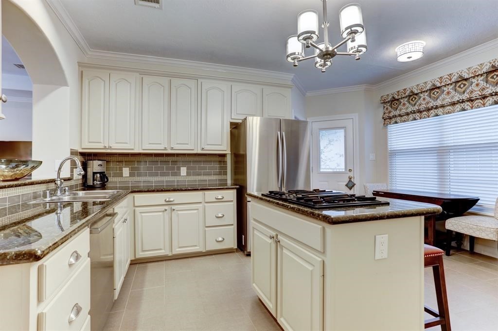 248 Westcott Street Houston, TX 77007 - Photo 19 of 32 a kitchen with stainless steel appliances a stove a sink a refrigerator a center island and cabinets