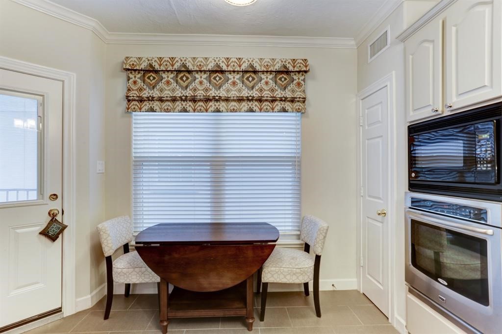 248 Westcott Street Houston, TX 77007 - Photo 22 of 32 a room that has a chair and a table in it