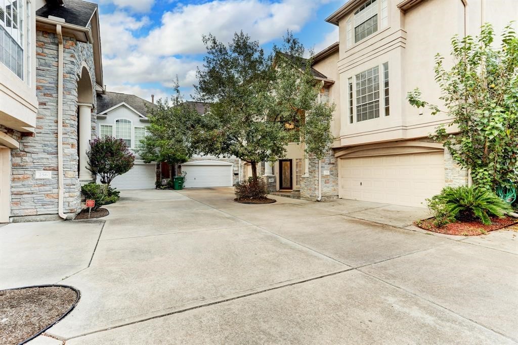 248 Westcott Street Houston, TX 77007 - Photo 5 of 32 front view of a house with a street
