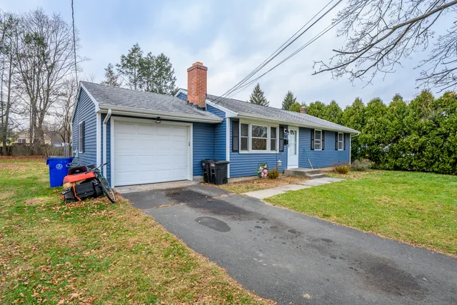 a view of a house with backyard and garden