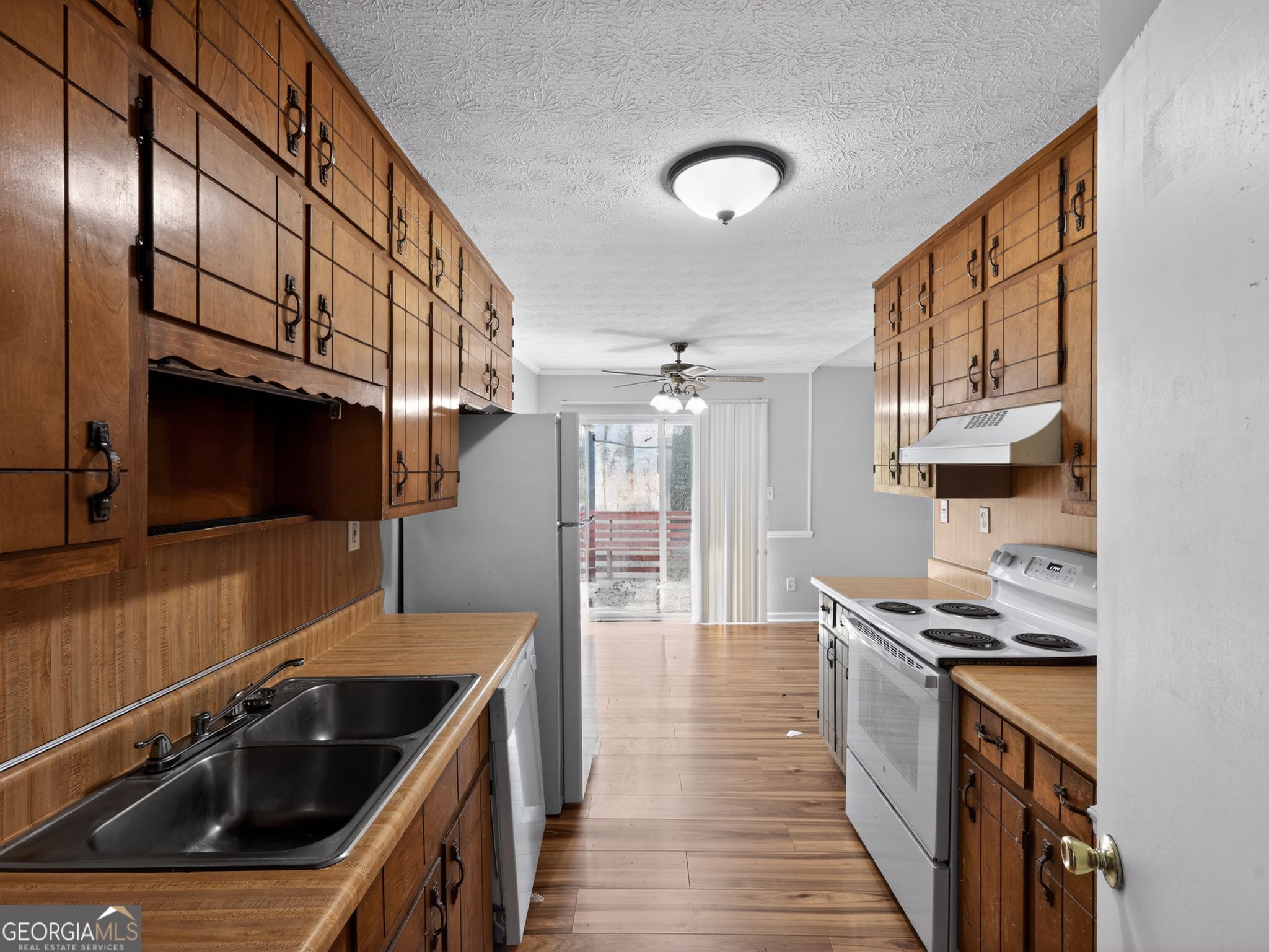 556 Roy Huie Road Riverdale, GA 30274 - Photo 11 of 31 a kitchen that has a sink and a stove