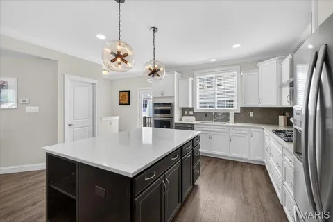 $595,000 | 8002 Townes Way, St. Louis, MO 63117