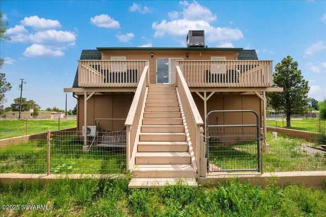 a view of a house with backyard