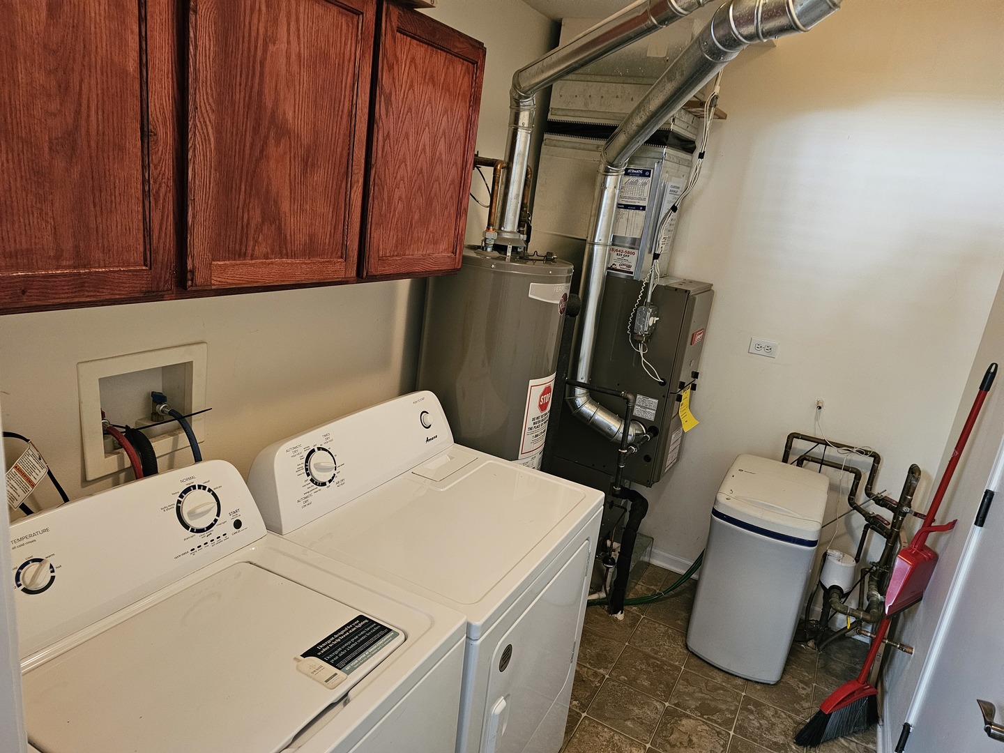 16613 Buckner Pond Way Crest Hill, IL 60403 - Photo 8 of 20 a utility room with dryer and washer