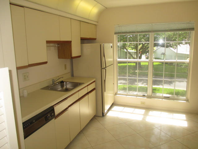 6245 Old Court Road, Unit 201 Boca Raton, FL 33433 - Photo 6 of 12 kitchen