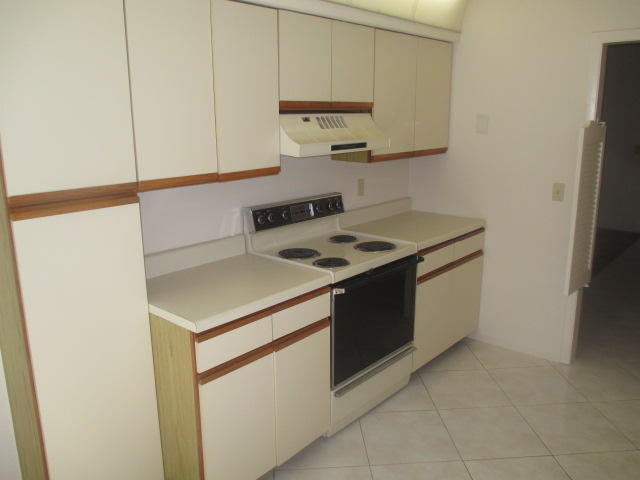 6245 Old Court Road, Unit 201 Boca Raton, FL 33433 - Photo 7 of 12 kitchen