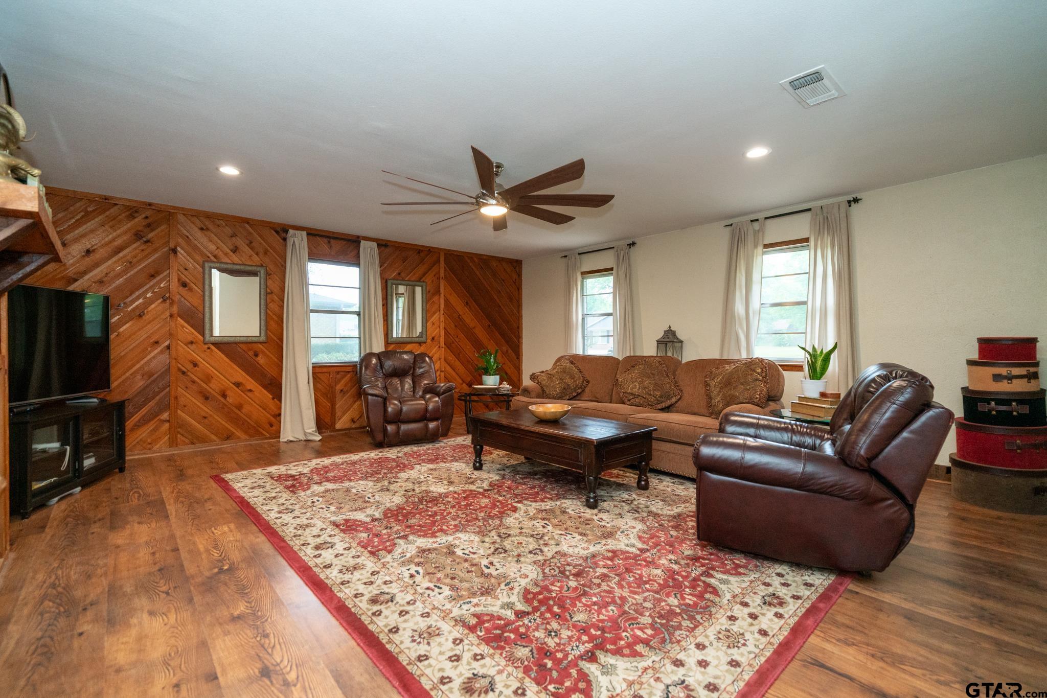 102 Randal Lane Pittsburg, TX 75686 - Photo 19 of 42 a living room with furniture and a rug