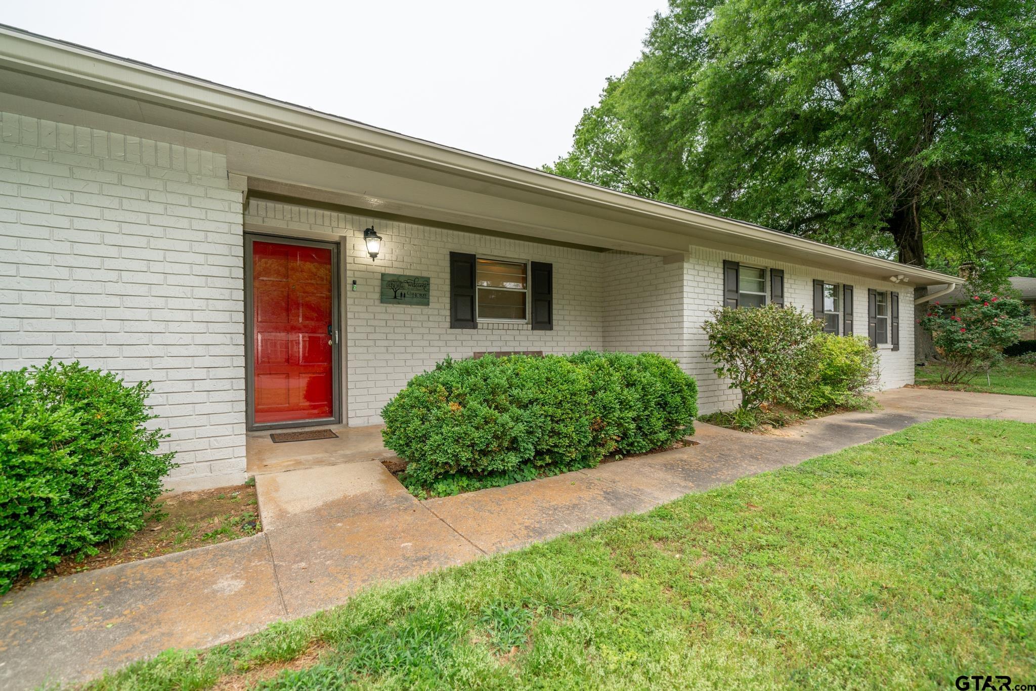 102 Randal Lane Pittsburg, TX 75686 - Photo 2 of 42 a front view of house with yard and green space