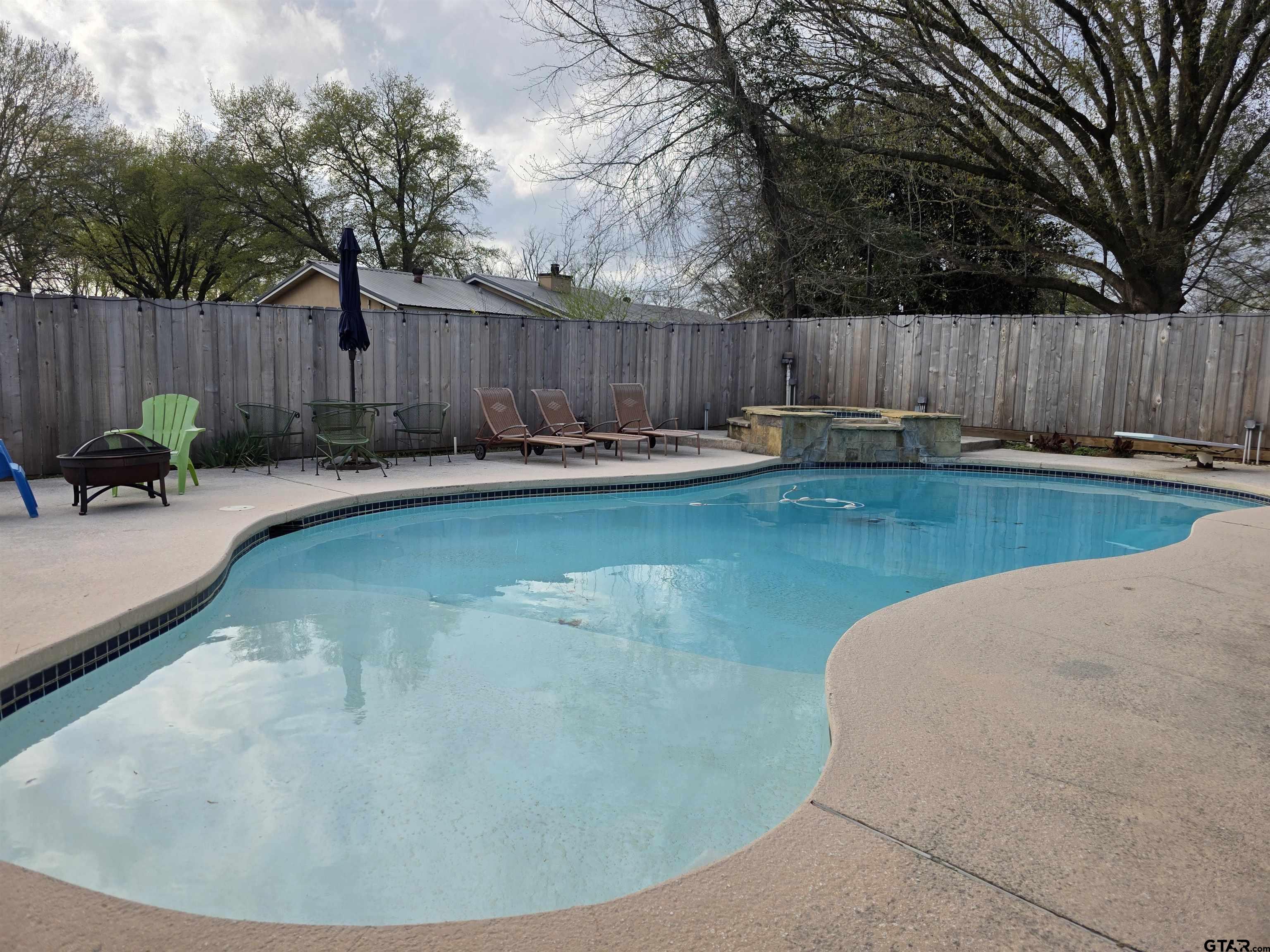 102 Randal Lane Pittsburg, TX 75686 - Photo 6 of 42 a swimming pool with wooden fence