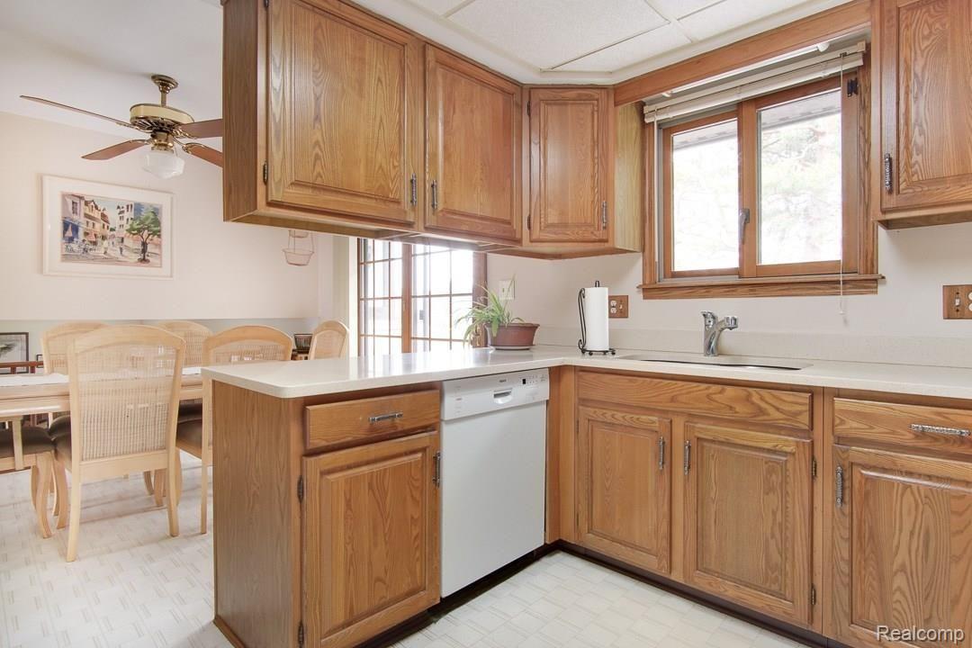 1901 Fieldcrest Court Rochester, MI 48307 - Photo 11 of 33 1901-Fieldcrest-011.jpg
