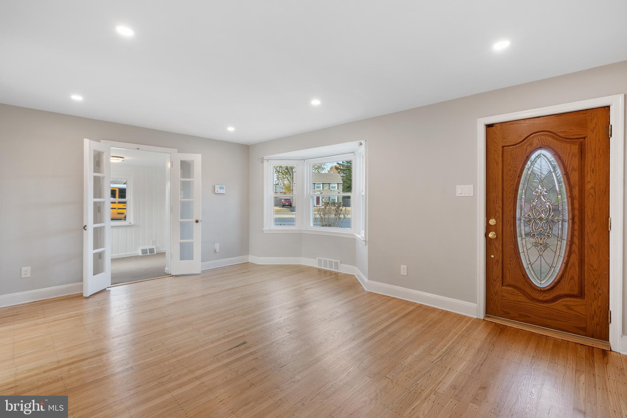 680 Buttonwood Drive Springfield, PA 19064 - Photo 8 of 39 Living Room