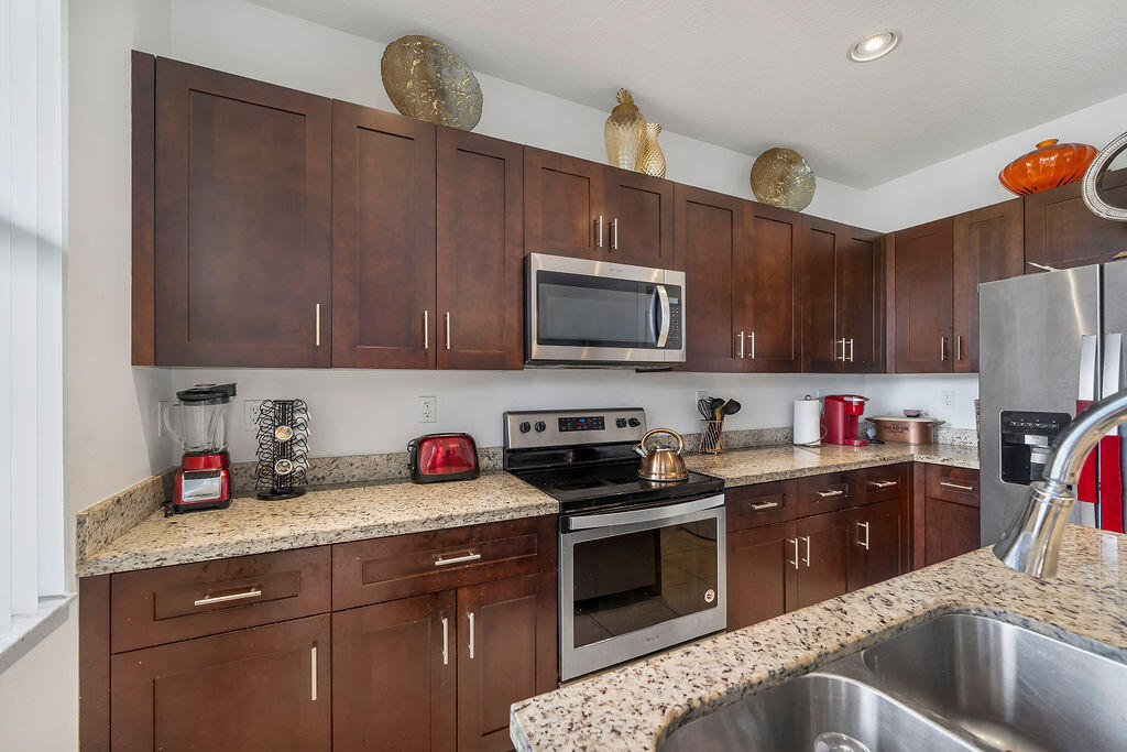 6003 Pine Tree Way Riviera Beach, FL 33410 - Photo 7 of 26 5