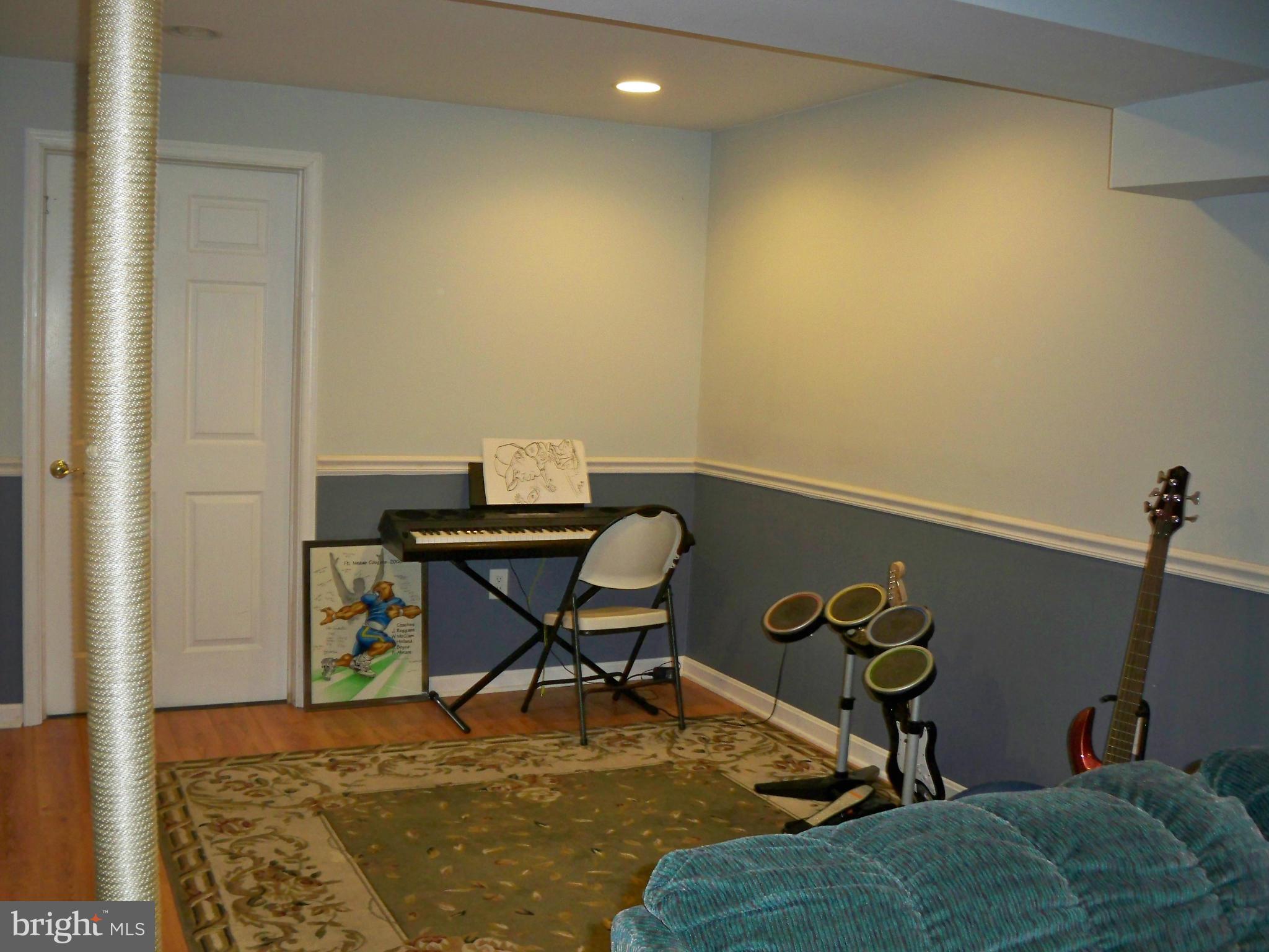 14228 Summit Lane Laurel, MD 20708 - Photo 23 of 30 a workspace with furniture