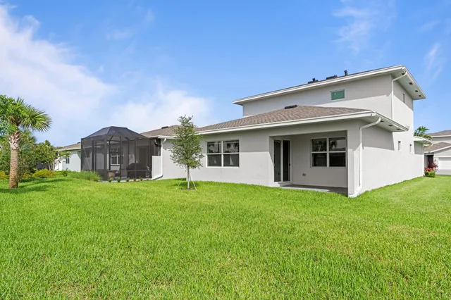 a view of a backyard