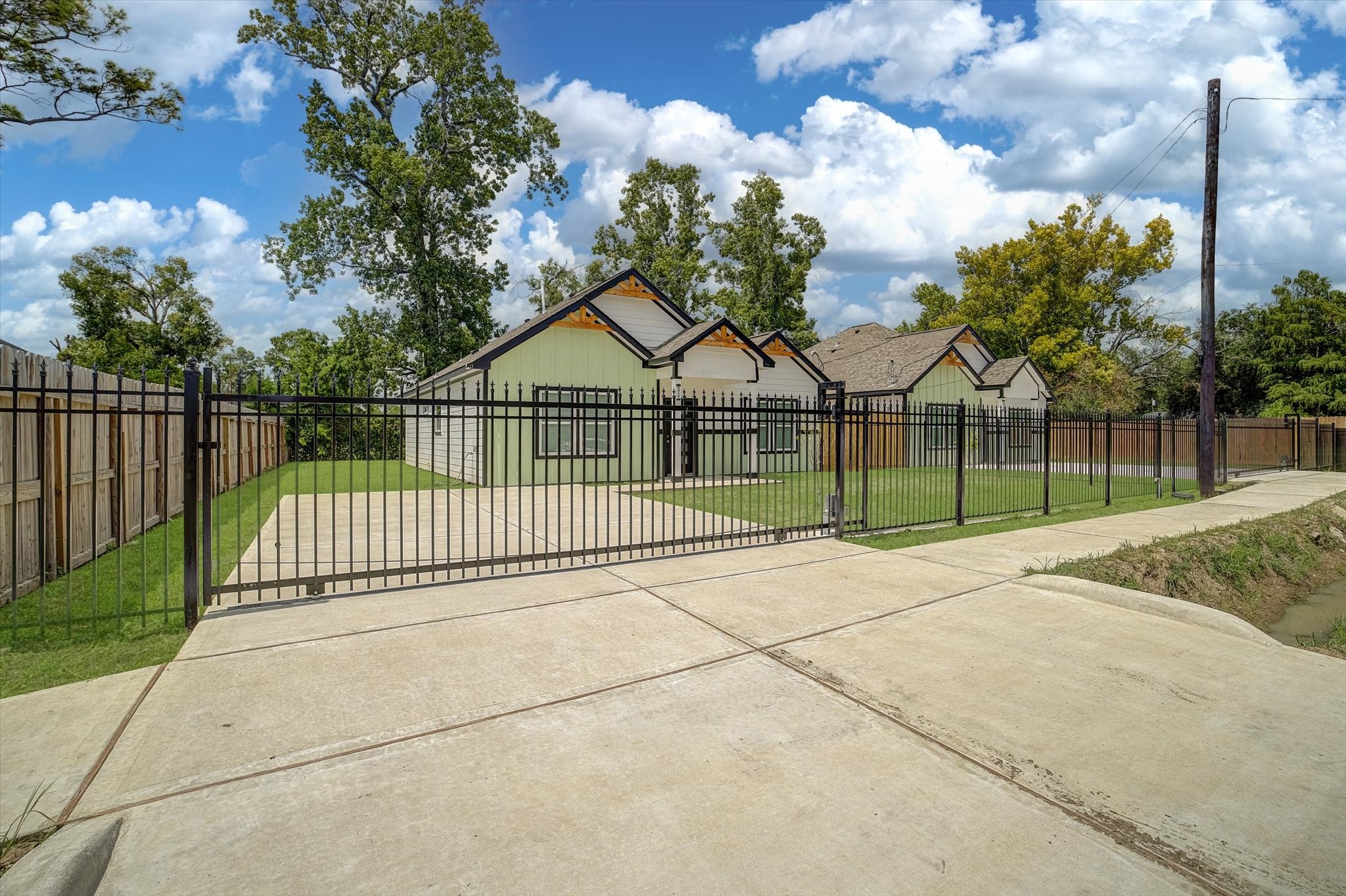 5915 Rietta Street Houston, TX 77016 - Photo 3 of 32 Gallery Image 3
