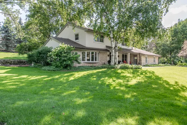 $1,100,000 | 1405 Victoria Circle North, Elm Grove, WI 53122