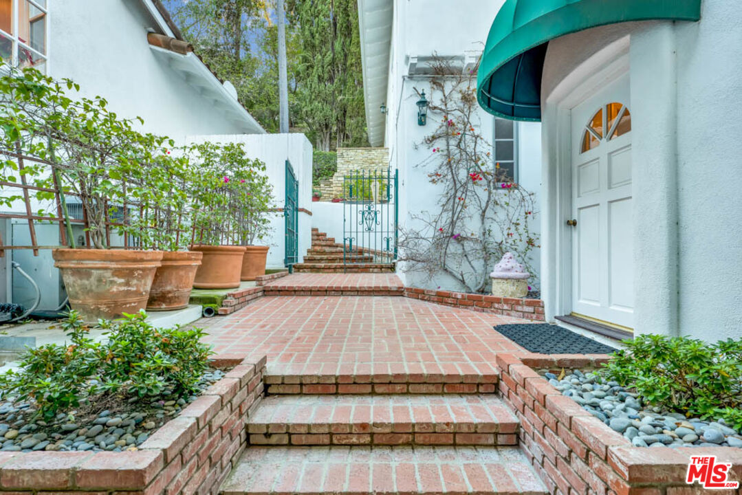 3405 Fryman Road Studio City, CA 91604 - Photo 20 of 28 a view of outdoor space deck and patio