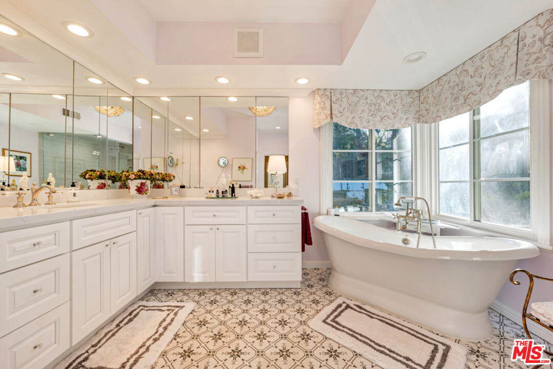 3405 Fryman Road Studio City, CA 91604 - Photo 9 of 28 a room with mirror and window