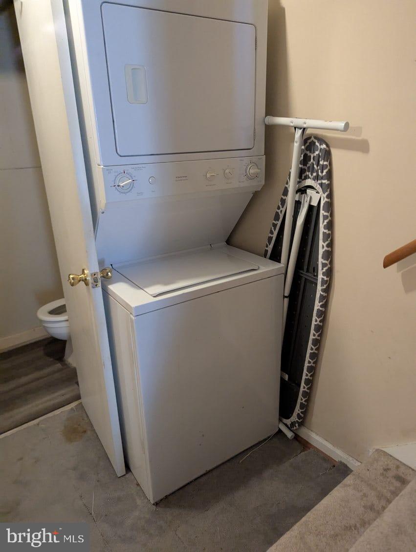 6945 Rockfield Road Baltimore, MD 21244 - Photo 6 of 10 a utility room with dryer and washer