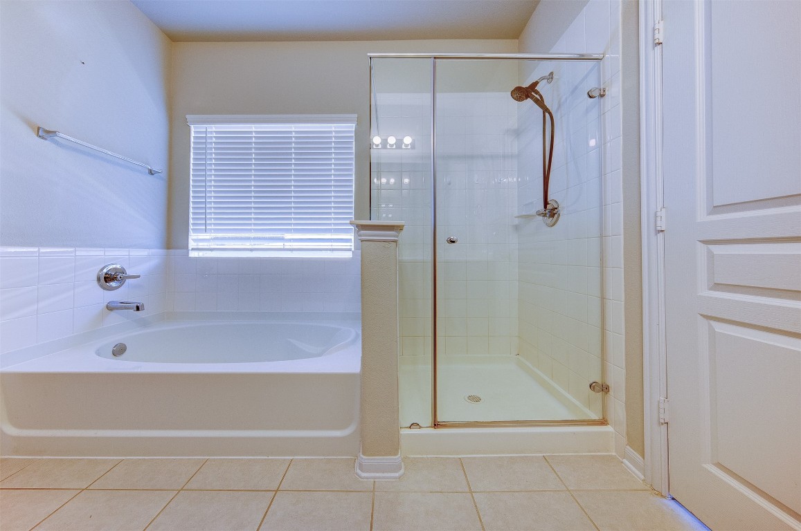 2164 Dale Street Alvin, TX 77511 - Photo 21 of 35 a bathroom with a shower and a bathtub