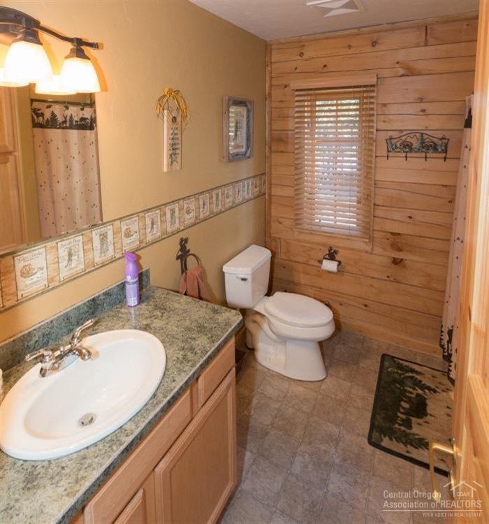 54265 Huntington Road Bend, OR 97707 - Photo 20 of 24 Guest Bath