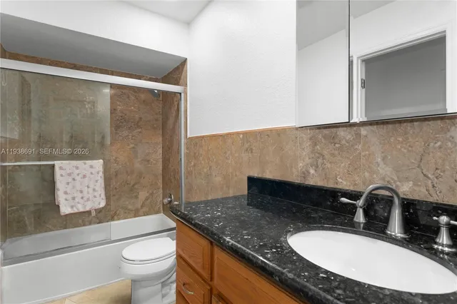 a view of a big room with closet and windows