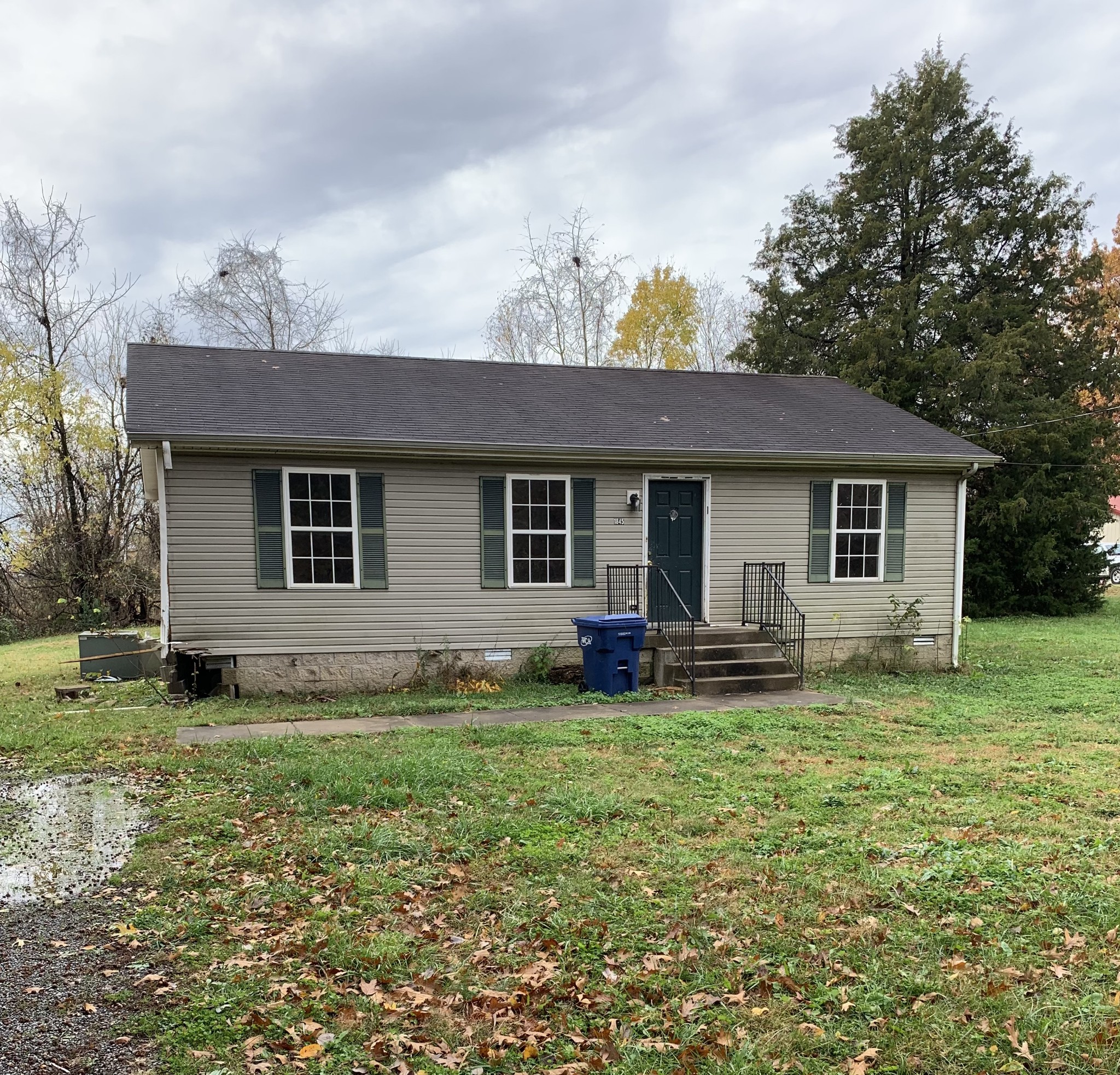 a view of a house with a yard