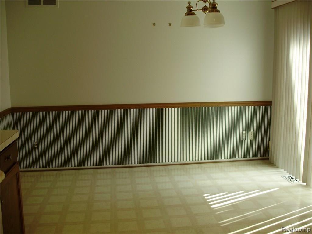 1810 Reis Court, Unit 173 Rochester, MI 48309 - Photo 6 of 20 P8110978.JPG