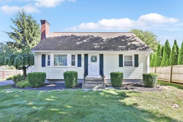 a view of a house with backyard