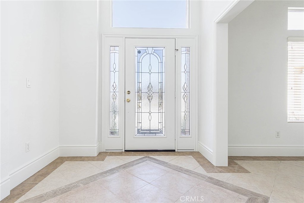 16233 Ridge View Drive Apple Valley, CA 92307 - Photo 3 of 50 an empty room with windows and closet