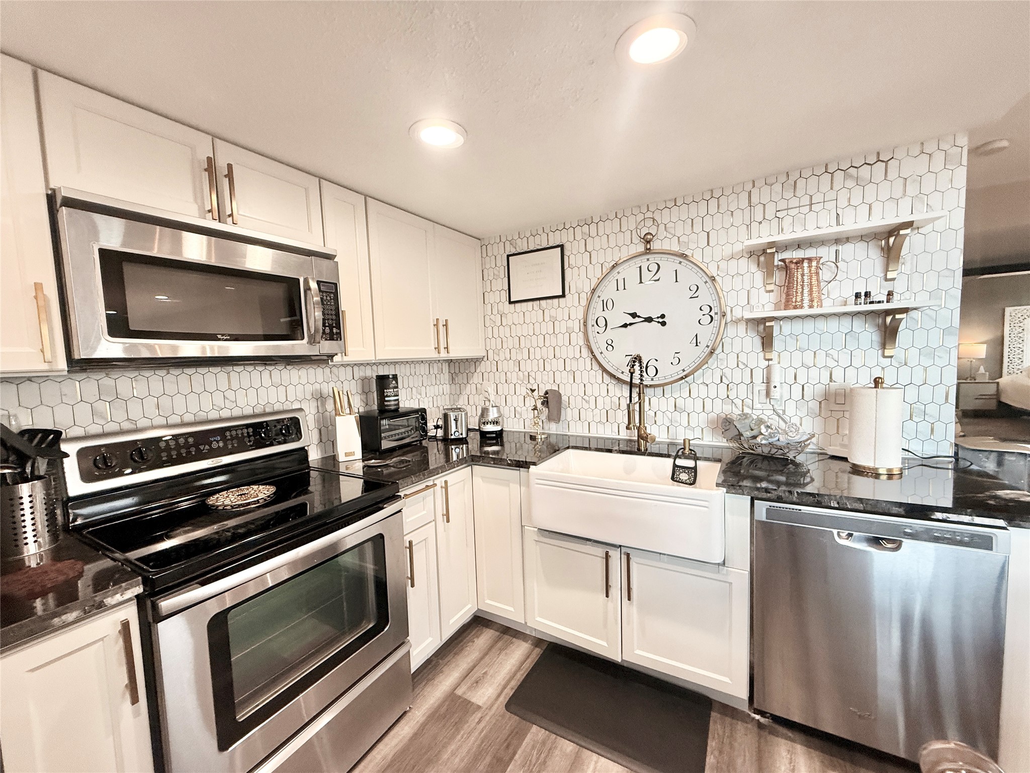 2016 Main Street, Unit 1022 Houston, TX 77002 - Photo 9 of 48 a open kitchen with a stove a sink and a microwave