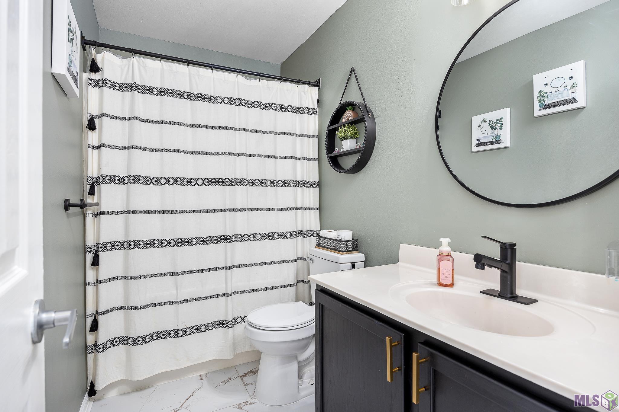 40431 Hawthorne Drive Darrow, LA 70725 - Photo 16 of 21 Guest Bathroom