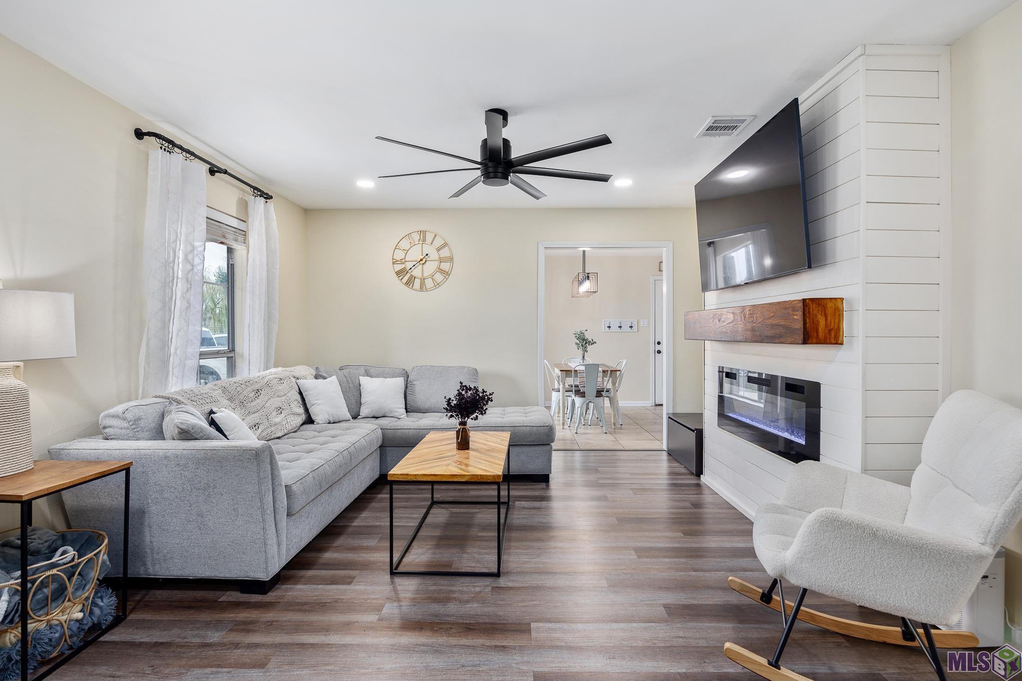 40431 Hawthorne Drive Darrow, LA 70725 - Photo 4 of 21 Living Room
