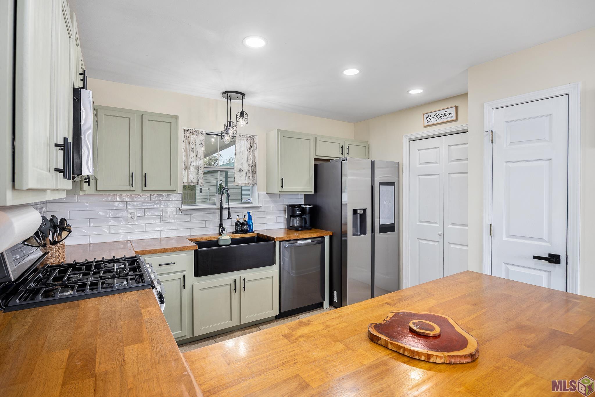 40431 Hawthorne Drive Darrow, LA 70725 - Photo 6 of 21 Gas Stove