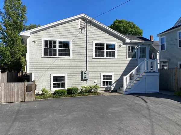 $2,400 | 39 Warren Street, Unit 1B, Newburyport, MA 01950