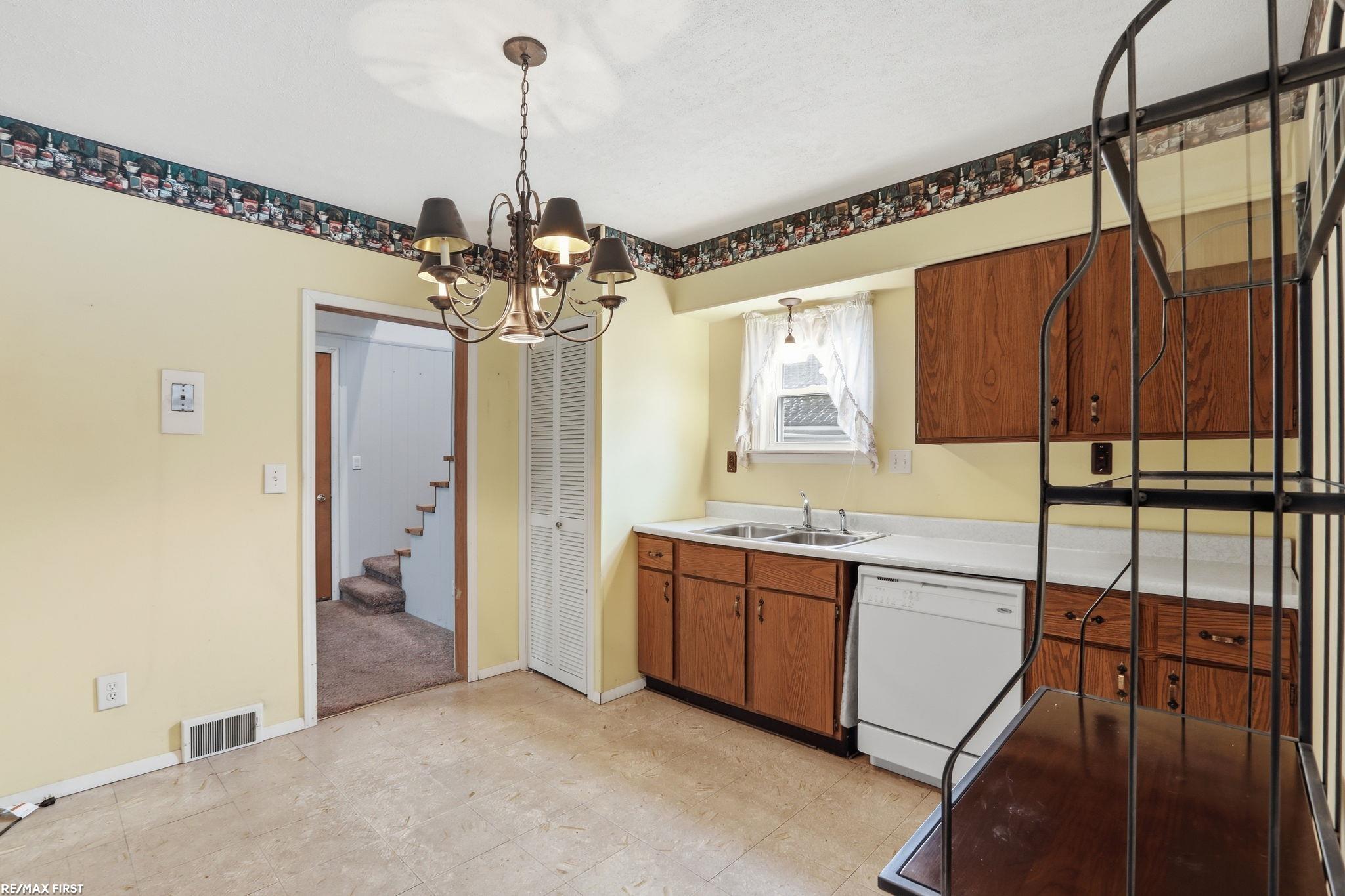 7220 Stephens Road Center Line, MI 48015 - Photo 10 of 23