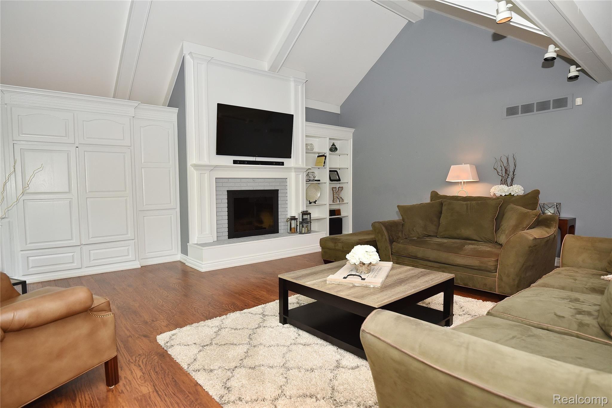 1069 Springwood Lane Rochester, MI 48309 - Photo 4 of 37 Custom built ins blend nicely w/beamed ceiling