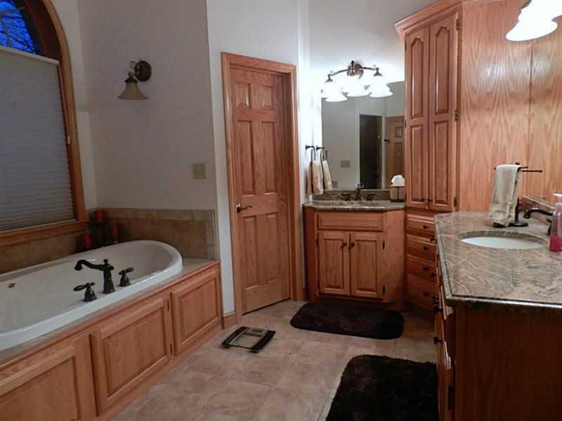 464 Deer Run Road New Castle, PA 16105 - Photo 15 of 25 Master Bath/Spa.