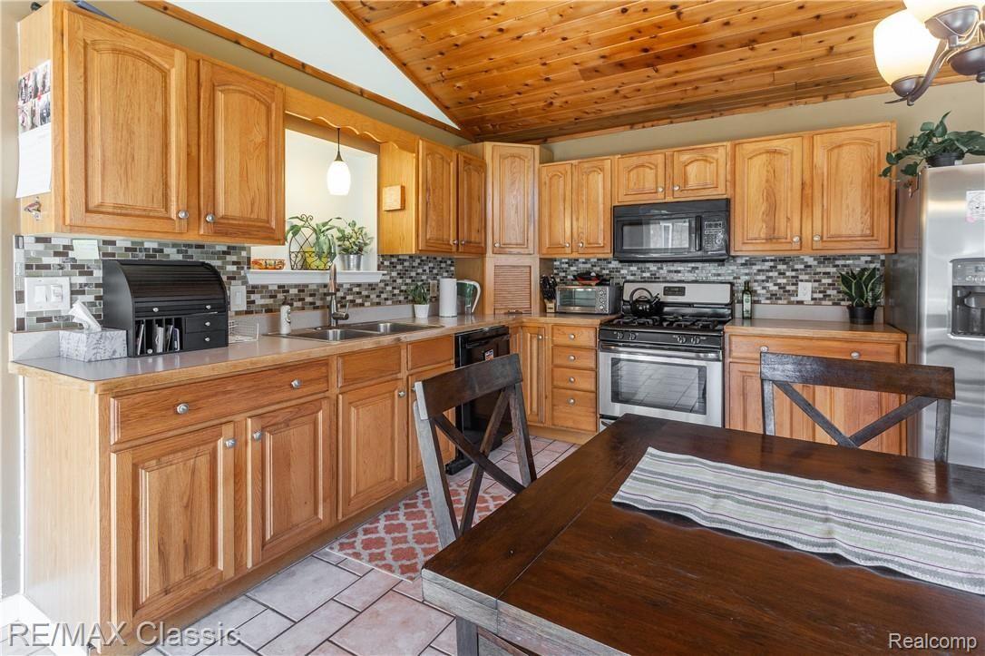 6370 North Ridge Road Canton, MI 48187 - Photo 9 of 36 Kitchen