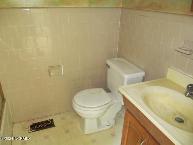 201 Stratford Road Havelock, NC 28532 - Photo 14 of 27 Primary Bathroom