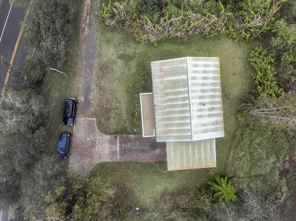 a view of a backyard
