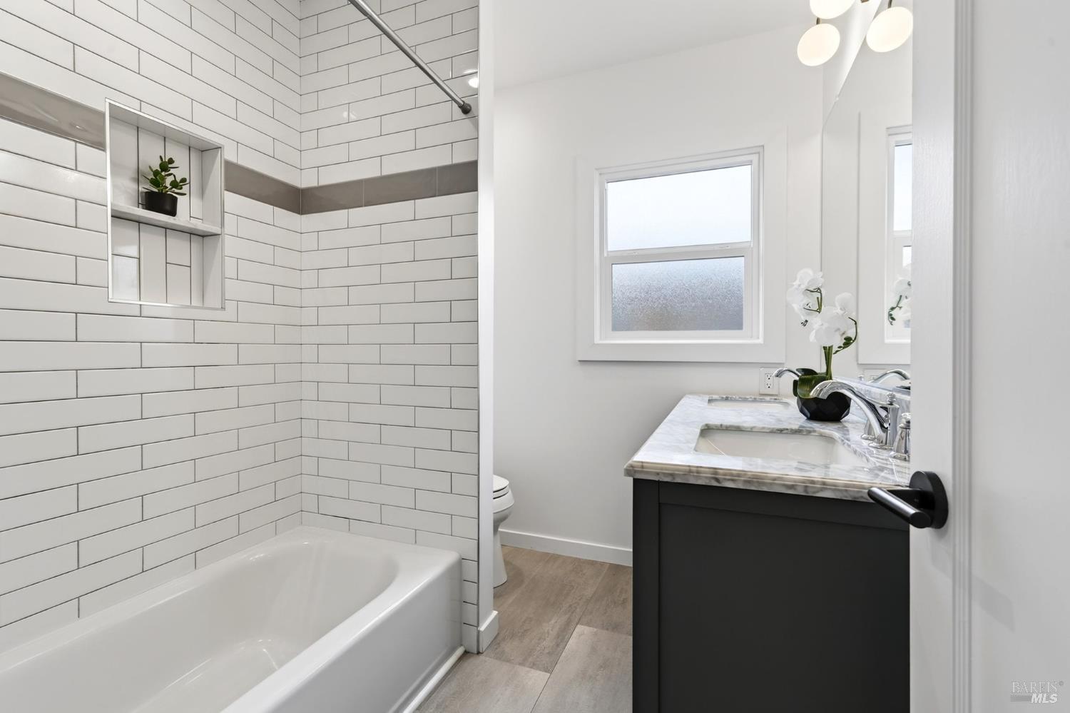 2034 Augustan Avenue Santa Rosa, CA 95404 - Photo 18 of 29 Hall bathroom